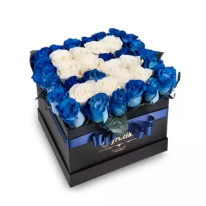 Krabice modrých růží s písmenem 36 ks